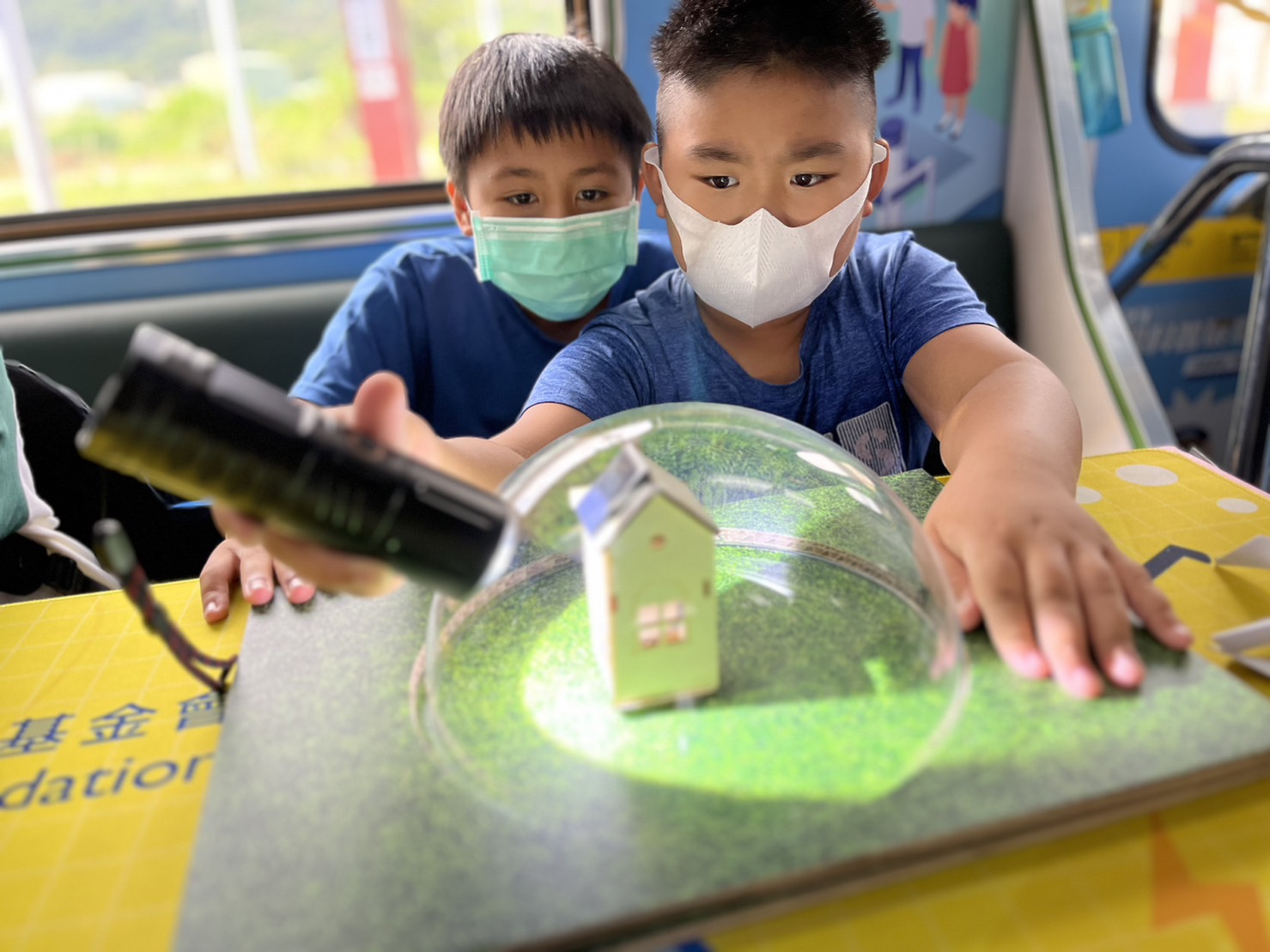 AGGAME參與基礎科學主題車廂，以STEAM教學精神，設計「逐日科學家」、「太陽能工程師」以及「淨零建築師」三大能源科普課程和實驗